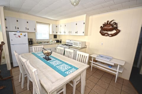 DINING-AREA-BRASS-EAGLE-3-OCEAN-CITY