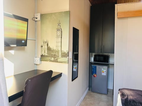 Comfort Room, 1 Double Bed, Roll-in Shower, Non Smoking | Free WiFi, bed sheets