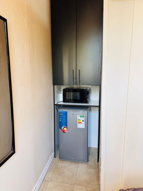 Comfort Room, 1 Double Bed, Roll-in Shower, Non Smoking | Free WiFi, bed sheets