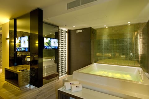 Private spa tub