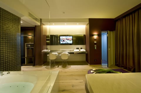 Junior Suite | Premium bedding, free minibar items, in-room safe, desk