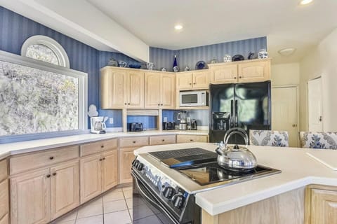 Fully stocked kitchen.  Table seats 4-6, breakfast bar seats 3. 