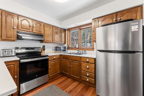 Kitchen: Drip coffee maker, blender, cooking utensils, tableware