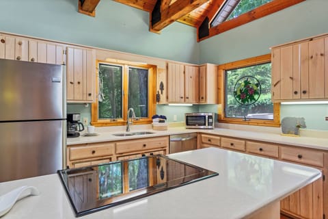 Large island for cooking & visiting in the fully equipped kitchen.
