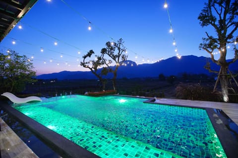 10 outdoor pools, open 7:00 AM to 9:00 PM, pool umbrellas, sun loungers
