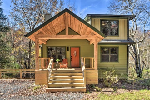 Mineral Bluff Vacation Rental | 3BR | 2.5BA | 2,250 Sq Ft | Stairs Required