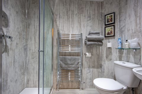 Grand Suite | Bathroom | Shower, hair dryer, bathrobes, towels