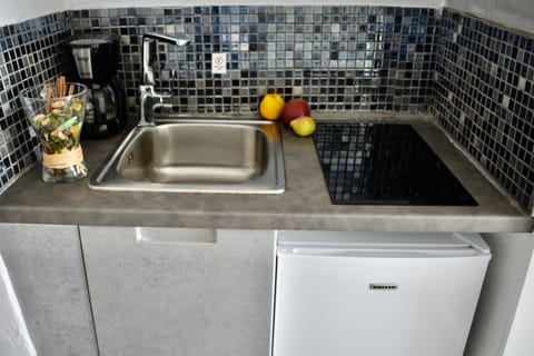 Junior Studio EROS, Sea View Jetted Tub | Private kitchenette | Fridge, coffee/tea maker, electric kettle, cookware/dishes/utensils