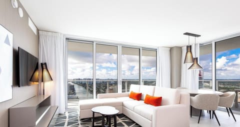 Ocean Views 28th Floor, Pool, Gym & Beach Access (9915)