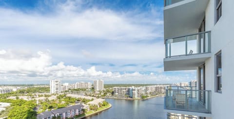 Ocean Breeze Retreat - Pool, Gym Access & Views (9911)