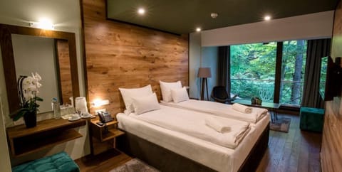 Junior Suite | Minibar, in-room safe, desk, blackout drapes