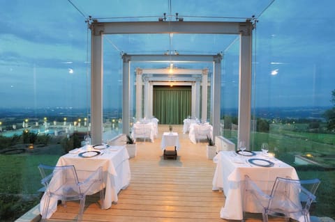 Lunch, dinner served; Italian cuisine, pool views 