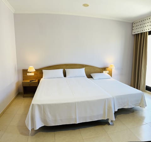 Triple Room, 1 Queen Bed | Desk, free WiFi, bed sheets