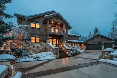 Exquisite Canyons Ski-in/Ski-out Estate with Heated Driveway