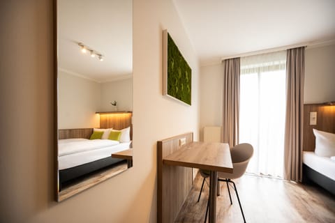 Double Room, 1 Queen Bed | Hypo-allergenic bedding, minibar, in-room safe, desk