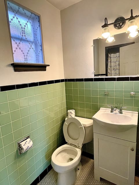 Comfort Double Room, 2 Double Beds, Non Smoking | Bathroom | Free toiletries, towels, soap, shampoo