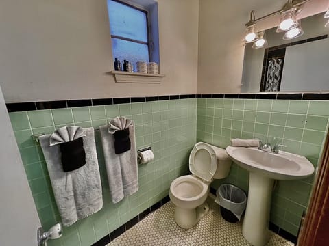 Comfort Single Room, 1 Queen Bed, Non Smoking | Bathroom | Free toiletries, towels, soap, shampoo