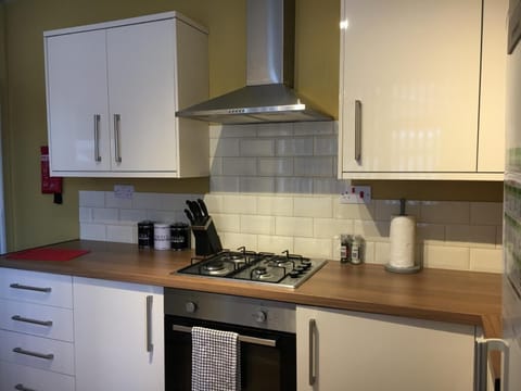 Full-size fridge, microwave, oven, stovetop