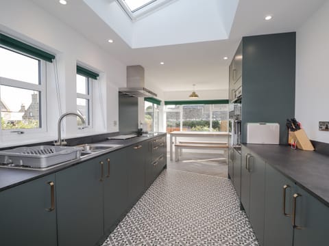 Cottage | Private kitchen | Fridge, dishwasher, electric kettle, toaster