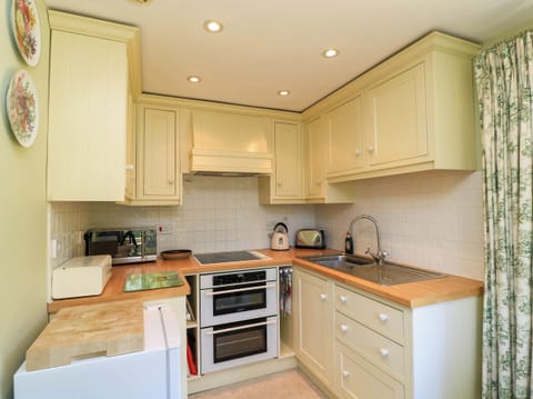 Cottage | Private kitchen | Fridge, cookware/dishes/utensils