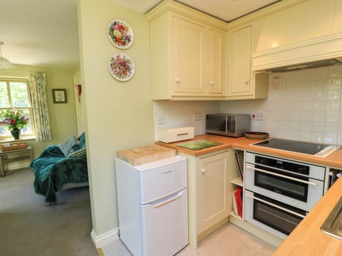 Cottage | Private kitchen | Fridge, cookware/dishes/utensils