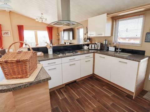 Cottage | Private kitchen | Fridge, microwave, stovetop, dishwasher