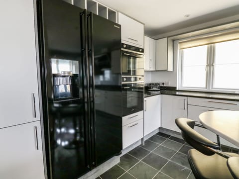 Cottage | Private kitchen | Stovetop, dishwasher, highchair, cookware/dishes/utensils