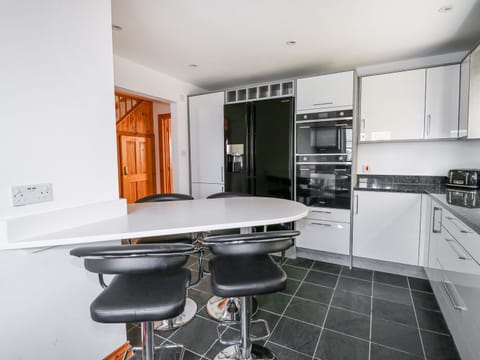 Cottage | Private kitchen | Stovetop, dishwasher, highchair, cookware/dishes/utensils