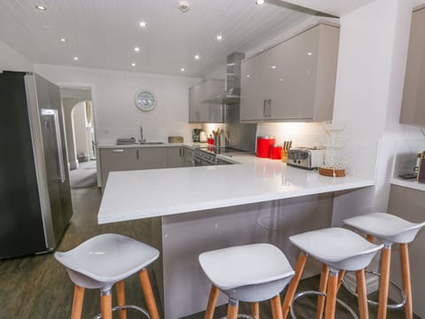 Cottage | Private kitchen | Dishwasher, highchair, cookware/dishes/utensils
