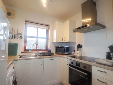 Cottage | Private kitchen | Microwave, stovetop, dishwasher, cookware/dishes/utensils