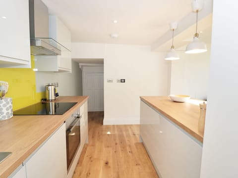 Cottage | Private kitchen | Microwave, stovetop, dishwasher, cookware/dishes/utensils