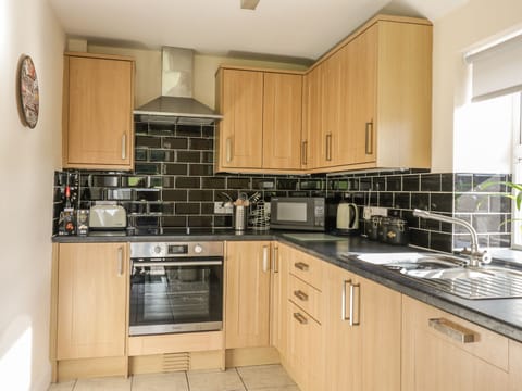 Cottage | Private kitchen | Fridge, microwave, stovetop, dishwasher