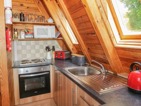 Cottage | Private kitchen | Fridge, microwave, stovetop, dishwasher