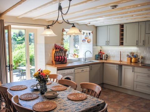 Cottage | Private kitchen | Microwave, stovetop, dishwasher, cookware/dishes/utensils