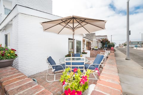 This vacation home does not have a reserved parking. The surrounding street parking is free, but can be tricky to find during the busy summer months. We recommend parking your car and walking/biking to all the nearby attractions during your stay!
                