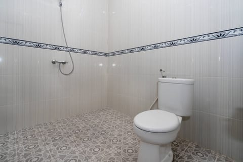 Shower, towels, soap, shampoo