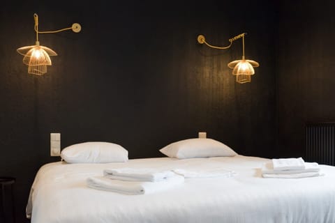 Double Room | Soundproofing, free cribs/infant beds, free WiFi, bed sheets