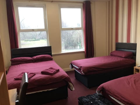 Quadruple Room | Desk, free WiFi, bed sheets