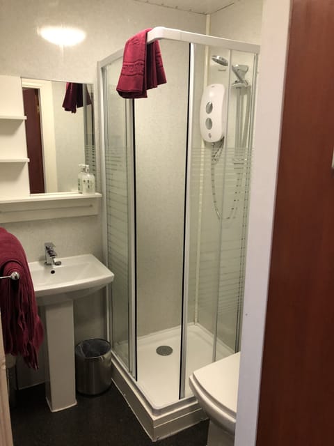 Quadruple Room | Bathroom | Shower, hair dryer, towels, soap