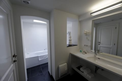 Superior Double Room | Bathroom | Free toiletries, hair dryer, bathrobes, slippers