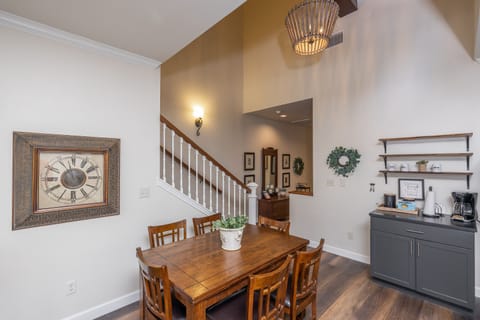 Dining area, seats 6