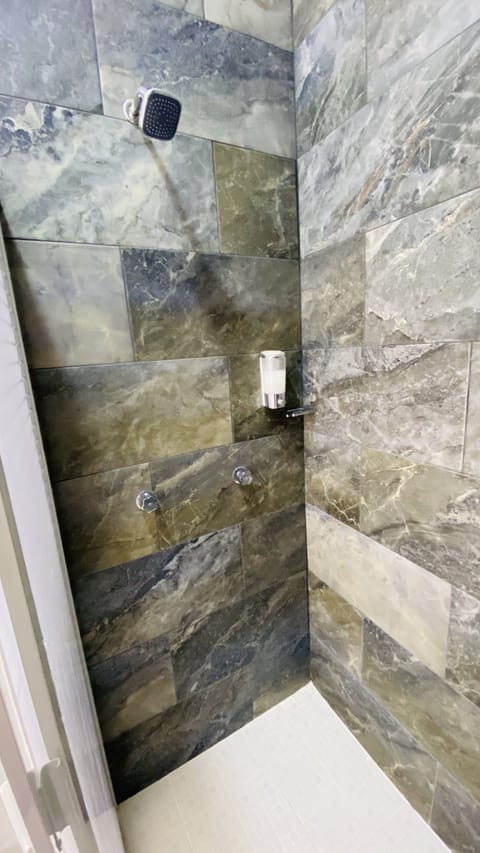 Deluxe Double Room | Bathroom | Free toiletries, towels