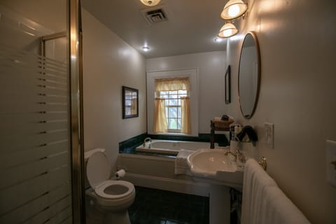 The Willard Room, 1 Queen Bed | Bathroom | Free toiletries, hair dryer, towels, soap