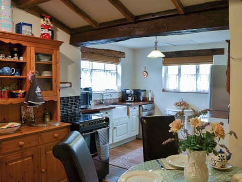 Beamed kitchen with breakfast area | Tattlepot Farmhouse, Pulham Market, near Diss