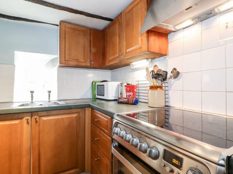 Cottage | Private kitchen | Microwave, stovetop, dishwasher, electric kettle