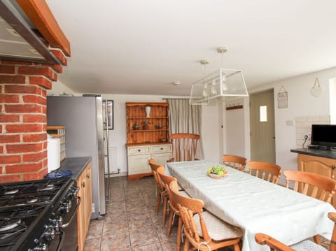 Cottage | Private kitchen | Stovetop, dishwasher, highchair, cookware/dishes/utensils