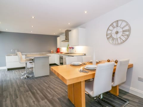 Fridge, stovetop, dishwasher, cookware/dishes/utensils