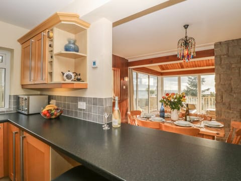 Cottage | Private kitchen | Dishwasher, cookware/dishes/utensils