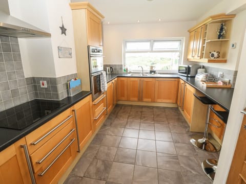 Cottage | Private kitchen | Dishwasher, cookware/dishes/utensils