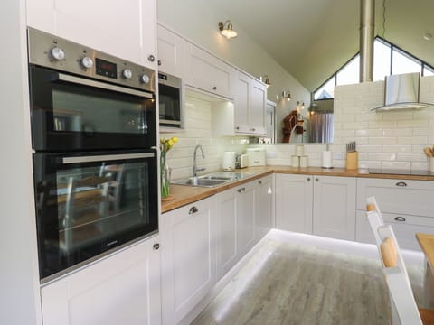 Cottage | Private kitchen | Microwave, stovetop, dishwasher, cookware/dishes/utensils